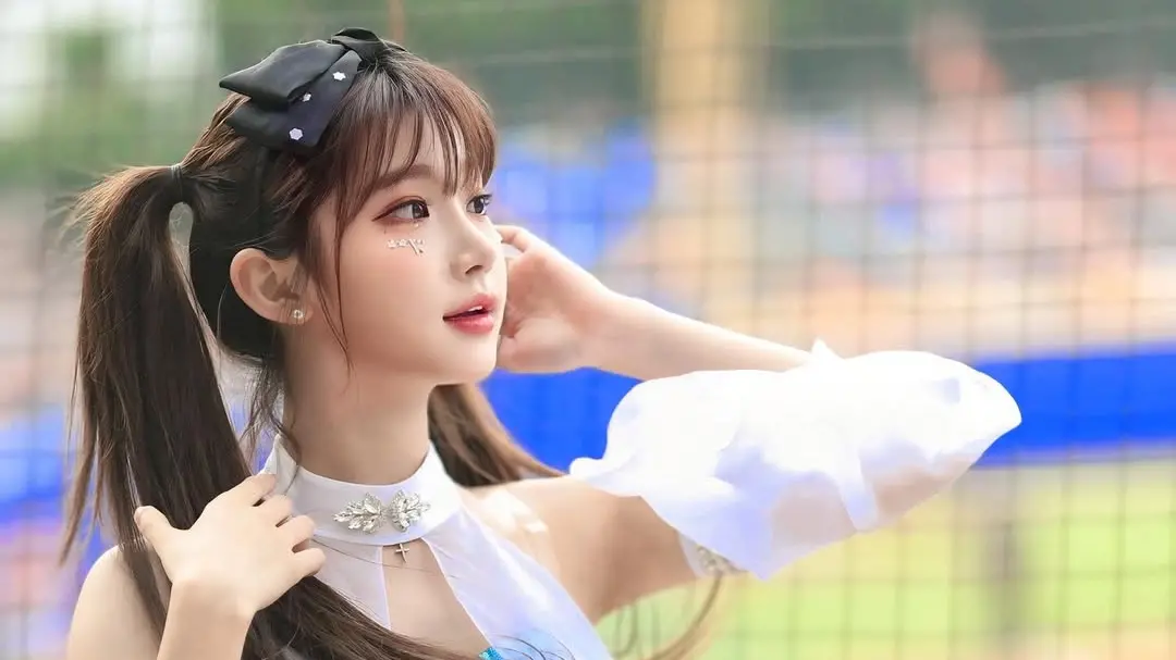 ▲富邦悍將超人氣韓籍啦啦隊女神李珠珢近日深陷「耍大牌」風波，有眼尖的粉絲特地翻出河智媛過往的表演服與李珠珢SOLO表演時穿的服裝撞衫，對於她受訪時表示表演服是「親自設計」提出質疑，直呼：「有點神奇！」（圖／翻攝自李珠珢IG）