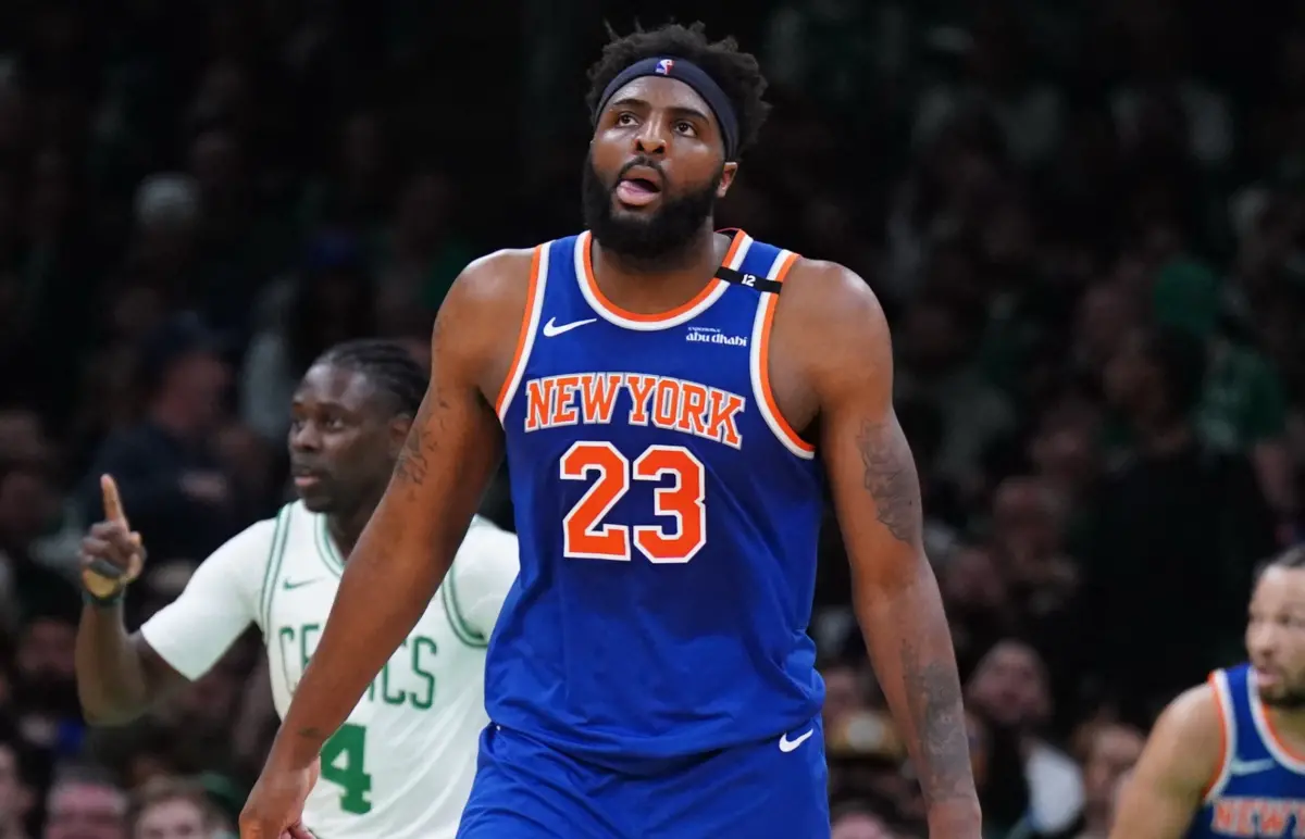 ▲NBA季後賽紐約尼克隊中鋒Mitchell Robinson在對陣波士頓塞爾提克隊的第二場比賽中，投出「大麵包」的離譜罰球，球未碰觸籃框，成為比賽中的意外插曲。（圖／路透／達志影像）