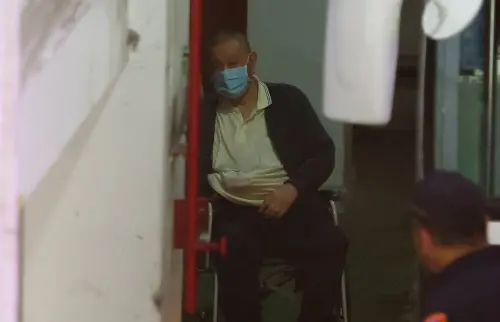 ▲威京集團主席沈慶京坐輪椅出庭。（圖／記者吳翊婕攝）