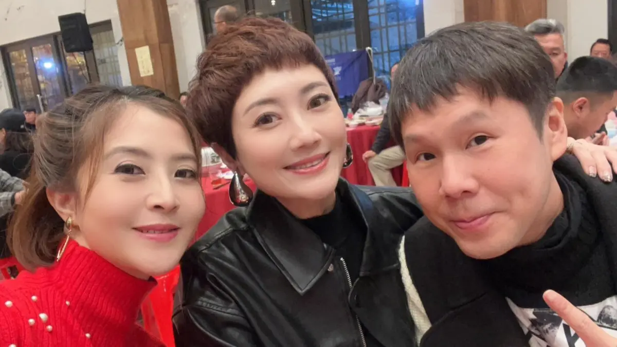 ▲劉曉憶（中）在社群貼出與楊煥（右）、李亮瑾（左）的合照，悲傷哀悼：「是在開玩笑嗎？說好的介紹未來老公呢？」（圖／楊煥臉書）