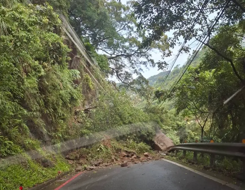 影／大雨釀災！三峽警上班見土石坍方、砸毀護欄　即刻通報搶修