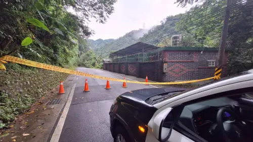 新北市三峽區北111縣道發生土石崩落,土石堆滿整個車道,並波及護欄,道路雙向暫時無法通行。(圖/警方提供) ▲新北市三峽區北111縣道發生土石崩落,土石堆滿整個車道,並波及護欄,道路雙向暫時無法通行。(圖/警方提供)