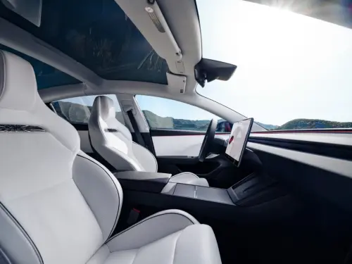 ▲全新通風跑車座椅搭配 Model 3 Performance 版本獨有的車內碳纖維編織飾板設計。(圖/Tesla提供) ▲全新通風跑車座椅搭配 Model 3 Performance 版本獨有的車內碳纖維編織飾板設計。(圖/Tesla提供)