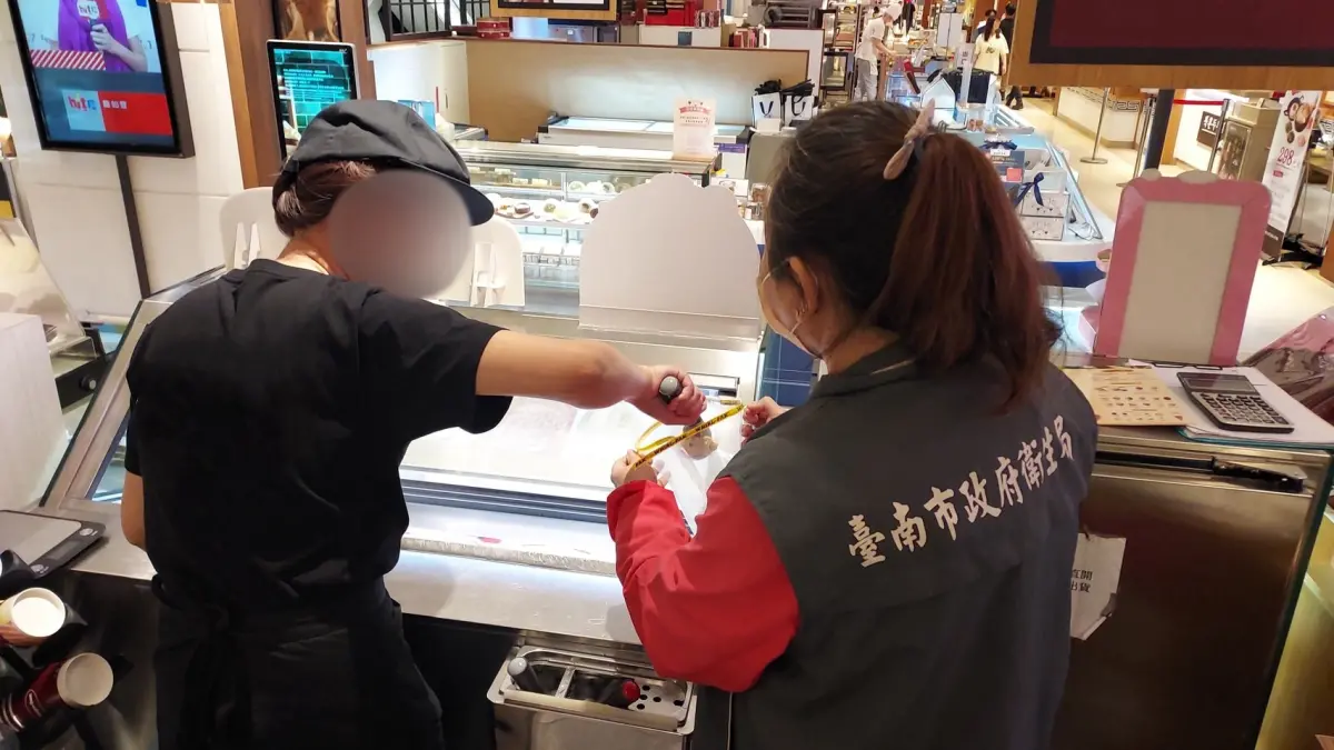 ▲南市府衛生局針對轄內攤商、流動攤販及餐飲業者販售之飲料、冰品及配料進行抽驗，共計抽驗70件，檢驗結果有5件飲料及1件果蔬汁不符衛生標準。（圖／南市府衛生局提供）