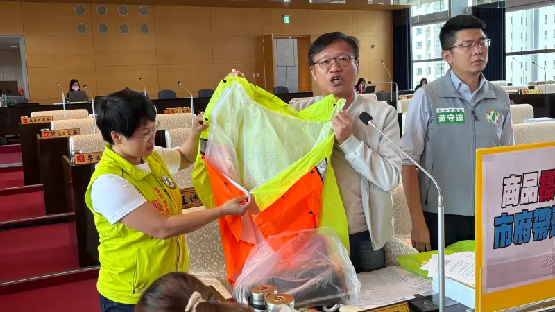 開箱驚嚇！台中市府採購中國貨　議員一試「啪」拉鏈斷了