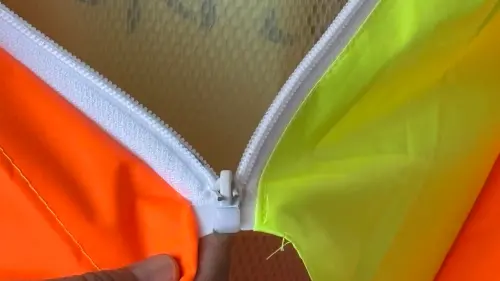 開箱驚嚇!台中市府採購中國貨 議員一試「啪」拉鏈斷了 ▲台中市環保局採購的清潔隊員雨衣,開箱時拉鍊頭竟當場斷掉。(圖/記者顏幸如攝,2025.05.08)