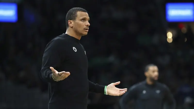 ▲NBA美國職籃（National Basketball Association）今（8）日紐約尼克與波士頓塞爾提克季後賽次輪G2，塞爾提克領先到最後一刻再度被尼克戲劇性逆轉，荒唐戲碼在季後賽兩度上演。賽後被問到最後關鍵12秒為何沒有喊出暫停，塞爾提克總教練Joe Mazzulla親自給出回應。（圖／美聯社／達志影像）