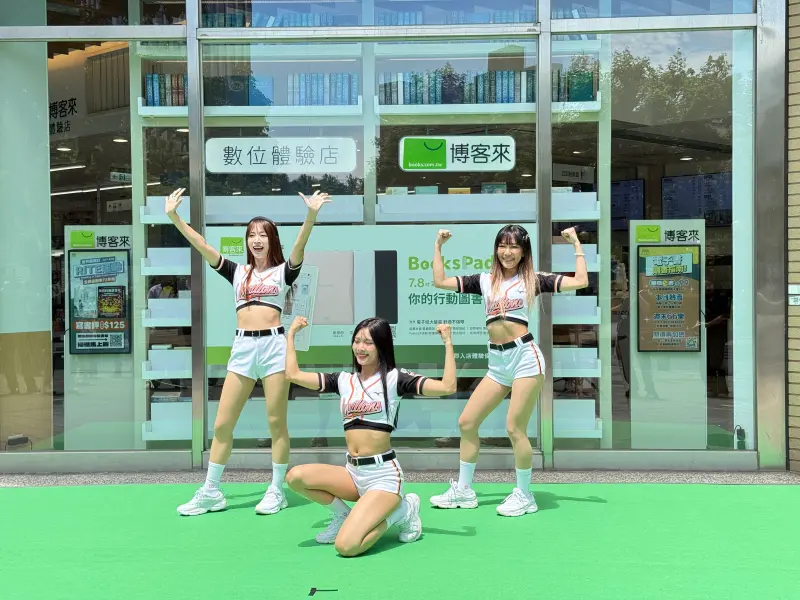 ▲博客來今（8）日在台大公館商圈的博源門市打造首家「數位體驗店」，佔地約20坪，開幕日邀請Uni-Girls啦啦隊跨界站台炒熱現場氣氛。（圖／記者周淑萍攝）