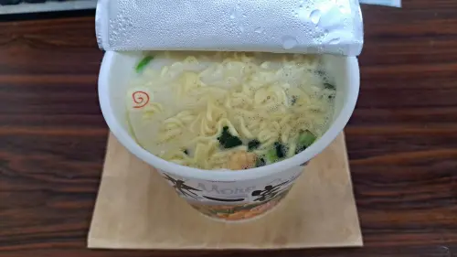 老饕實測享用來一客加入無糖豆漿的做法,口感讓他大讚還不錯!(圖/泡麵公社 泡麵俱樂部臉書) ▲老饕實測享用來一客加入無糖豆漿的做法,口感讓他大讚還不錯!(圖/泡麵公社 泡麵俱樂部臉書)