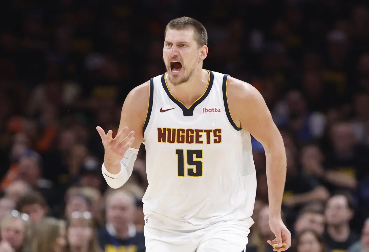 ▲NBA西區準決賽，金塊隊頭號球星Nikola Jokic在球隊大比分落後時，於第三節犯滿畢業，引發球迷對於代理總教練David Adelman調度邏輯的質疑。（圖／路透／達志影像）