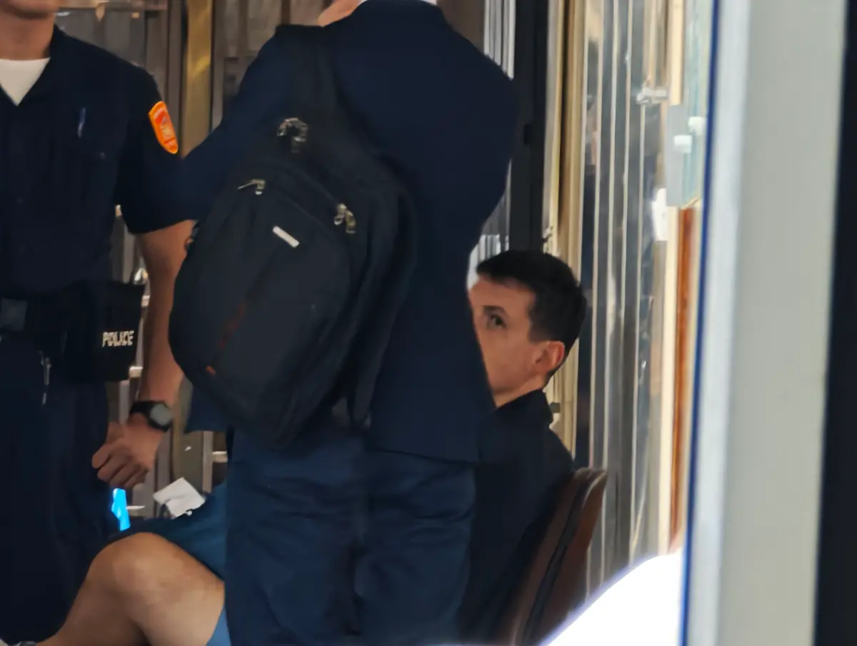 ▲波蘭籍男子Kuzniar Mateusz來台旅遊3天2夜，離台倒數時刻卻在捷運性騷擾台灣女乘客，遭警方逮捕移送台北地檢署。（圖／翻攝畫面）