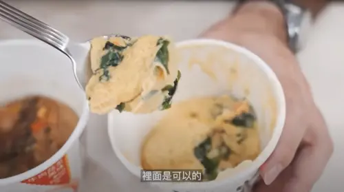 來一客泡麵蒸蛋做法,就連網紅志銘與狸貓,都曾拍片大讚「比原本泡麵更好吃!」(圖/志銘狸貓的日常YouTube) ▲來一客泡麵蒸蛋做法,就連網紅志銘與狸貓,都曾拍片大讚「比原本泡麵更好吃!」(圖/志銘狸貓的日常YouTube)