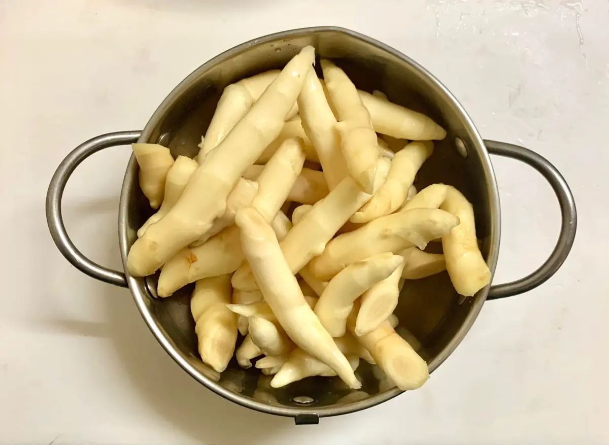 ▲嫩薑的季節到了，薑界小鮮肉切絲配小籠包、壽司不是最頂的吃法，農糧署曝「神級吃法」醃嫩薑，夏天限定美食，一吃就上癮。（圖／家常菜臉書）