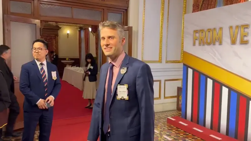 ▲德國在台協會副處長何峰出席「歐戰勝利80週年紀念茶會」時，面對國民黨主席朱立倫拿德國納稅、希特勒出來政治操作，強調「我想臉書發文已經足夠了，謝謝你們」。（圖／翻攝畫面）