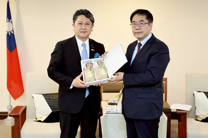 ▲黃偉哲贈送村山市長甫推出的「八田穗越」八田米，並向訪賓介紹此款米正是源自烏山頭水庫所灌溉的嘉南平原，特別能傳達台南與金澤的情誼。(圖／南市府提供)