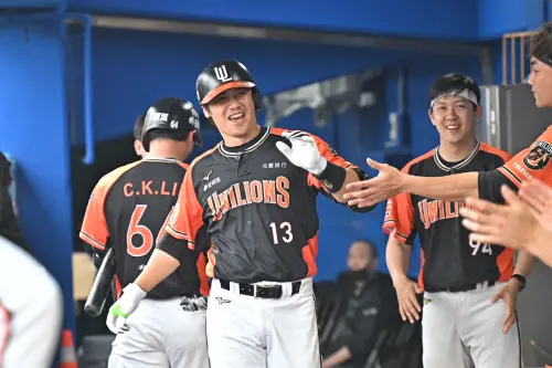 ▲陳鏞基（左二）近日仍獲不少擔任先發一壘手的機會，上周還敲出本季首轟，幫助統一獅7：2擊敗富邦悍將。（圖／統一獅提供）