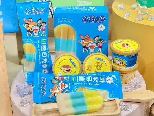 7-11推薦必買獨家3款新品「哆啦A夢蜂蜜鬆餅巧脆甜心冰淇淋」、「阿奇儂哆啦美蜂蜜白玉冰淇淋」與「阿奇儂哆啦A夢三原色冰棒」。(圖/7-11提供) ▲7-11哆啦A夢蜂蜜鬆餅冰淇淋、哆啦美蜂蜜白玉冰淇淋通通買4送4。(圖/業者提供)