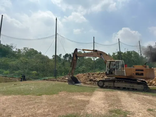 ▲高雄市政府6日進入澄清湖高爾夫球場施作滯洪池，卻有特定團體成立自救會抹黑市府逾越行政界線。（圖／高市府提供）