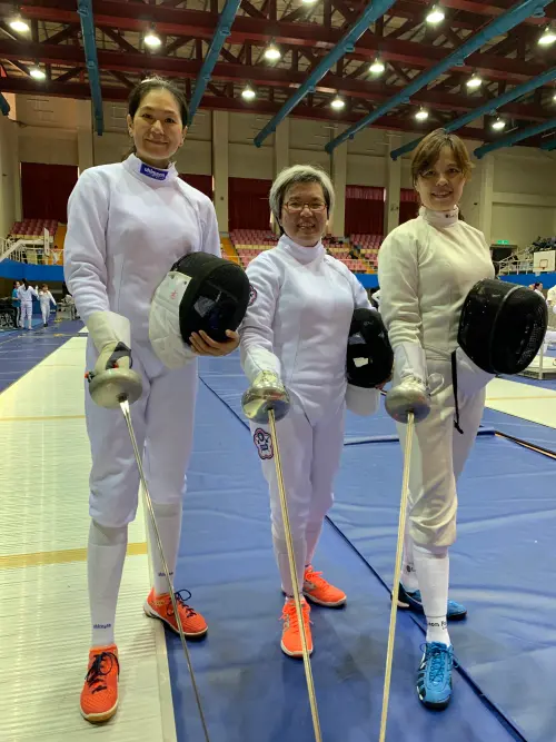 ▲1988年及1992年連續在奧林匹克運動會跆拳道示範賽勇奪金牌國手陳怡安（左），將以擊劍選手身分參加世壯運。（圖／北市府提供）