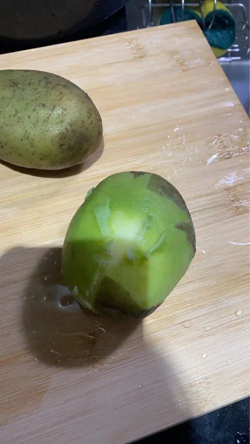 ▲有網友買了馬鈴薯，隔天發現整顆變超綠。（圖／翻攝自全聯消費經驗老實說臉書社團）