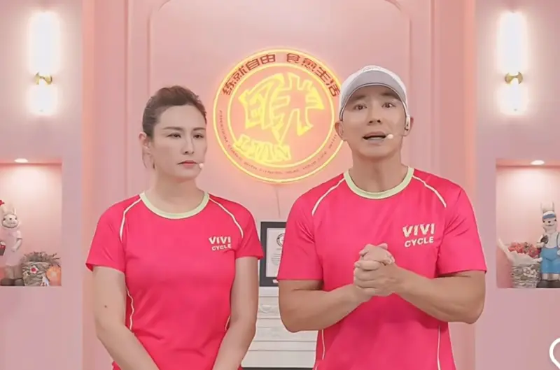 ▲藝人劉畊宏（右）近日因「強制清場」爭議，引發民眾不滿。對此，他與妻子王婉霏（左）也在直播上澄清指控，王婉霏面對黑粉留言也氣炸怒嗆：「太假了不信？那你們出去啊！」（圖／小紅書）