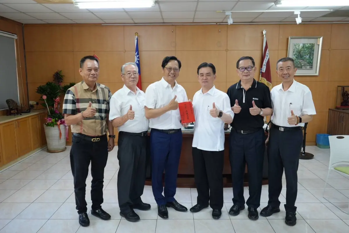 ▲高雄市港都警察之友會理事長黃烱輝於端午節前夕，展開各分局走訪慰問行程，日前代表港都警友會前往高市警局苓雅分局致贈端節加菜金。（圖／高市警友會提供）