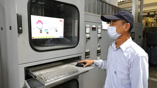 ▲設備具備爐溫控制精度±6°C,透過監測系統即時掌握爐內溫度分布,並藉由回饋機制調整製程參數,確保處理品質穩定。(圖/金屬中心提供) ▲設備具備爐溫控制精度±6°C,透過監測系統即時掌握爐內溫度分布,並藉由回饋機制調整製程參數,確保處理品質穩定。(圖/金屬中心提供)