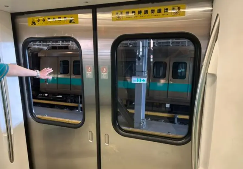 ▲高捷8日上午約7點時，一輛從R11高雄車站出站的捷運在行駛中，車門玻璃整片掉落。（圖／翻攝畫面）
