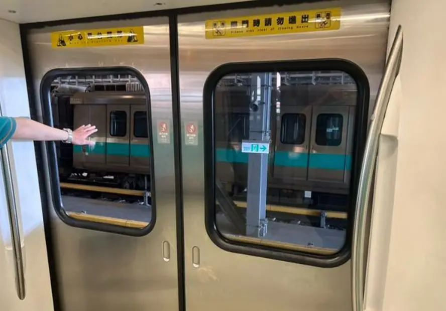 ▲高捷8日上午約7點時，一輛從R11高雄車站出站的捷運在行駛中，車門玻璃整片掉落。（圖／翻攝畫面）