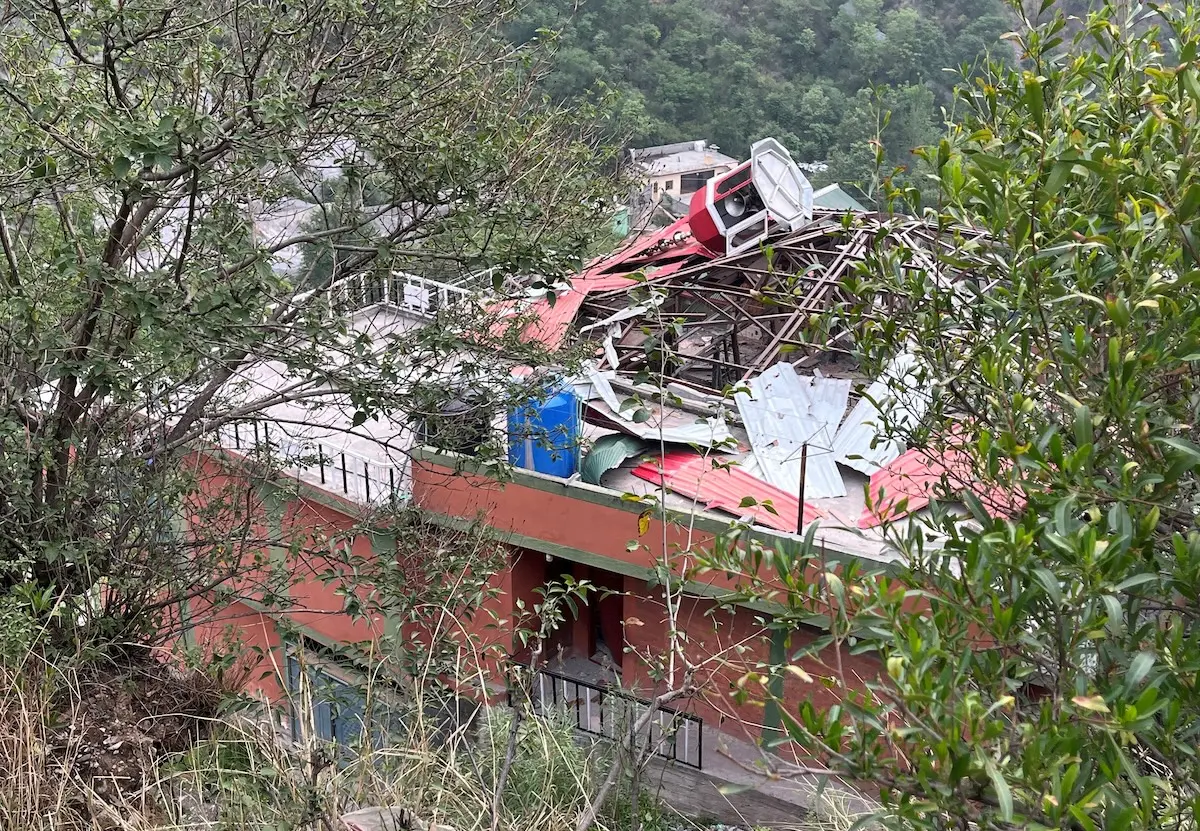 ▲印巴爆發近代最大規模空戰，125架戰鬥機在空中纏鬥1小時。圖為巴控克什米爾地區清真寺遭襲擊。（圖／美聯社／達志影像）