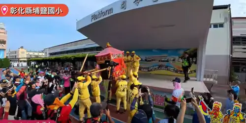 ▲白沙屯媽祖鑾轎，在埔鹽國小師生熱烈高喊「媽祖我愛您」之下，登上司令台停駕，為師生賜福。（圖／翻攝自白沙屯拱天宮）