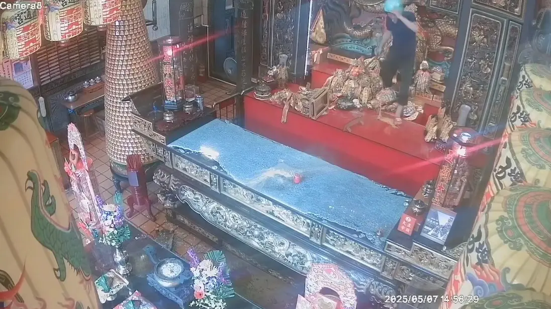 ▲彰化大村鄉五通宮神像遭男子手持鐮刀毀損神明神像，甚至推倒光明燈塔。（圖／翻攝彰化踢爆網）