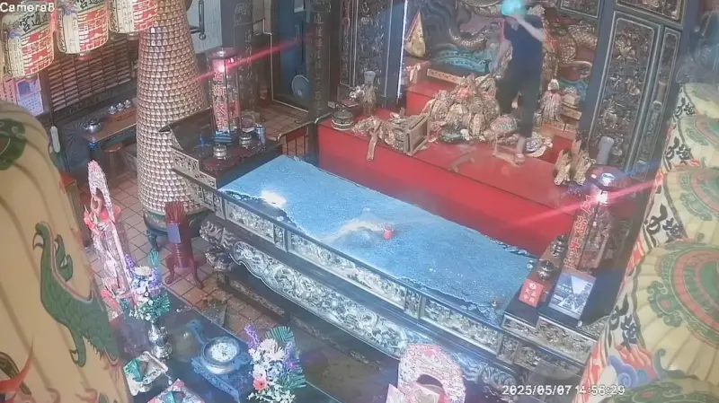 影／鐮刀男殺神瘋成魔？彰化3百年五通宮遭破壞　砍殺神明畫面曝