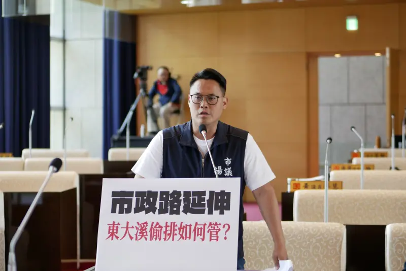 ▲議員楊大鋐指出，市政路完工後橋面覆蓋溪流，恐影響環保局稽查效率，要求加強設置固定式水質監測設備(圖／柳榮俊攝2025.5.8)