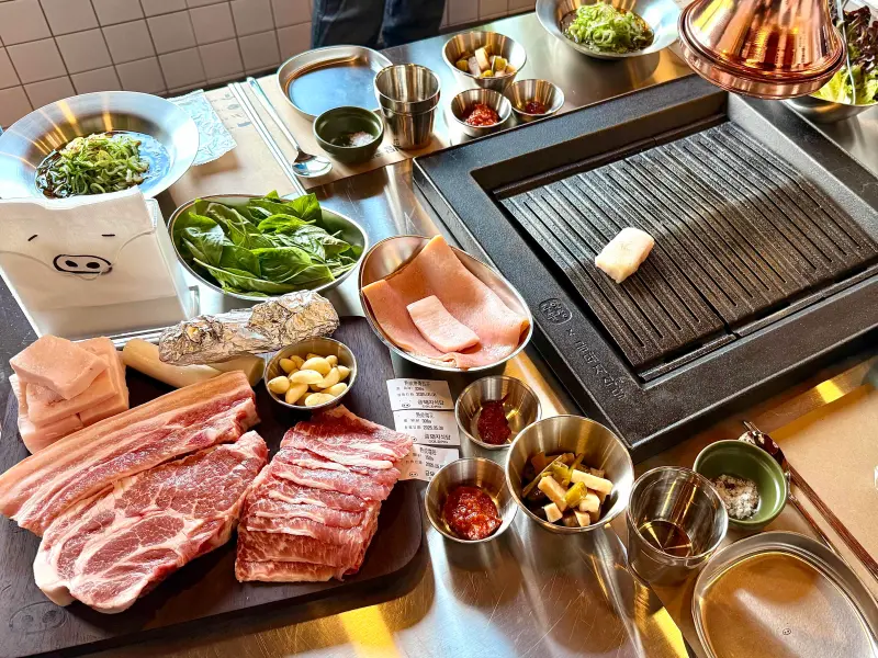 ▲金豬食堂Gold Pig台北店明5月13日中山站開幕，現場排隊早上9點起發號碼牌，​​​​​​​前30組送「免排隊金卡」，享受四人專屬訂位權利一次，免費吃韓式燒肉經典4人套餐優惠一次整理。。（圖／記者蕭涵云攝）