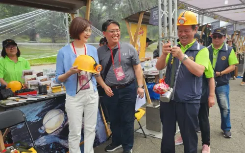 ▲猴硐礦工文史館創始人林正福向新北市政府文化局張䕒育局長（左一）介紹礦工入坑作業。