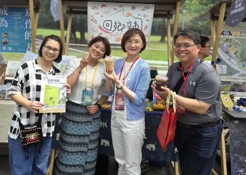 ▲迴鄉辣文化推廣工作室夥伴們（左一、二）駐點於中和緬甸街區，提供街區走讀、餐桌旅行等活動。