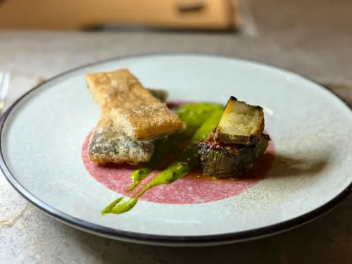 米其林星級主廚林明健(Kin)演繹的全新菜色「椒鹽鰻魚天婦羅/魚露醬/綜合香草」。(圖/記者葉盛耀攝) ▲米其林星級主廚林明健(Kin)演繹的全新菜色「椒鹽鰻魚天婦羅/魚露醬/綜合香草」。(圖/記者葉盛耀攝)