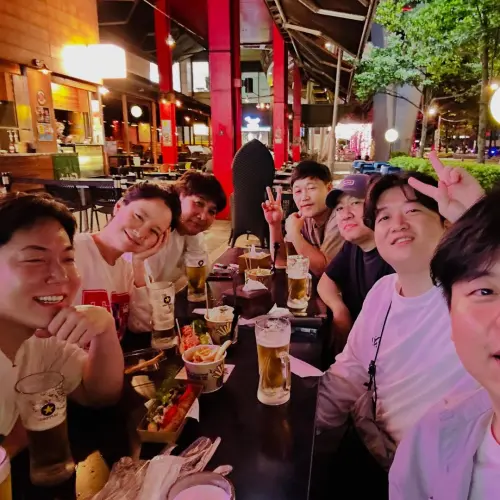 ▲宋智孝(左2)曬出自己在信義區百貨戶外用餐區吃飯的照片,只見她大素顏坐在位子上,展現自己親民的一面。(圖/翻攝自宋智孝IG) ▲宋智孝(左2)曬出自己在信義區百貨戶外用餐區吃飯的照片,只見她素顏坐在位子上,展現自己親民的一面。(圖/翻攝自宋智孝IG)▲宋智孝(左2)曬出自己在信義區百貨戶外用餐區吃飯的照片,只見她大素顏坐在位子上,展現自己親民的一面。(圖/翻攝自宋智孝IG)