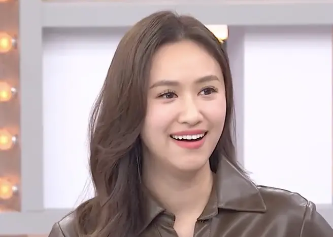 ▲女星吳姍儒前陣子因轉賣廠商送的公關品引起爭議，沒想到在錄影時竟然被來賓調侃，「有氣泡水喝嗎？」而她也以開玩笑的方式回應，「早就賣掉了啦」。（圖／ebcdeegirlstalk IG）