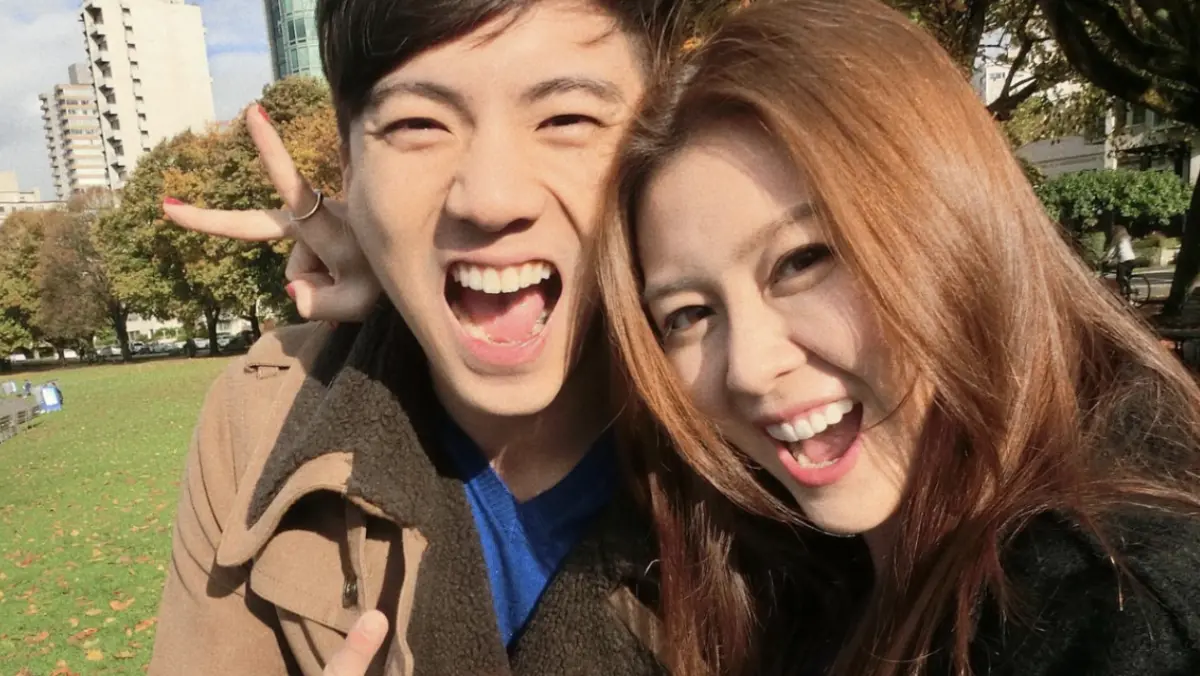 ▲「分手妹」陳佩佩（右）控訴《模范棒棒堂》出身的前夫拿鐵（左；許豪恩）對自己毆打扯髮、裝好人及與女性友人曖昧等，稍早她再發出動態痛曝真實心聲，且引述粉絲對自己的態度從詆毀轉而鼓勵，令她感動地痛哭流涕，「整天都在哭。」（圖／翻攝自陳佩佩臉書）