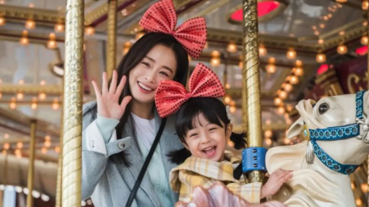 ▲韓國女星金泰希（左）在孩子誕生後，以真實媽媽的身分出演《哈囉掰掰，我是鬼媽媽》，和女兒的羈絆看哭所有劇迷。隨著母親節到來，《NOWnews今日新聞》為您介紹這部媽媽神劇《哈囉掰掰，我是鬼媽媽》，感受媽媽偉大的愛。（圖／MAVER）