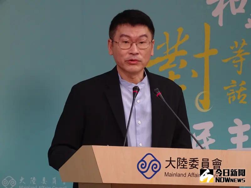 ▲陸委會副主委兼發言人梁文傑宣布台師張立齊持中國定居證，遭廢除台灣身份。(圖／記者呂炯昌攝)