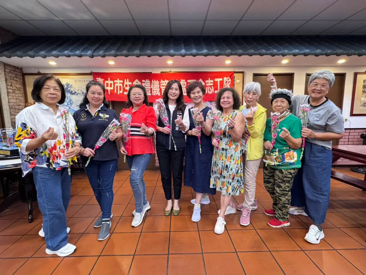 ▲百合志工隊20週年，生管處長柯宏黛送上康乃馨及蛋糕，感謝志工無私奉獻的精神(圖／民政局提供2025.5.8)