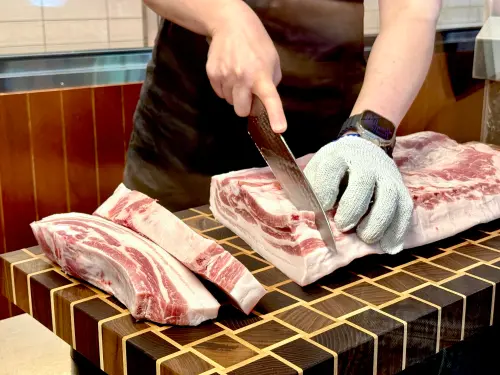 ▲透明斬切展示區可見職人現切肉品。（圖／記者蕭涵云攝）