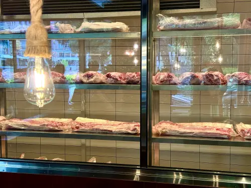 ▲一進餐廳就能看見肉品熟成室。（圖／記者蕭涵云攝）