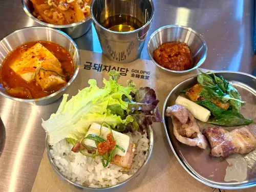 ▲金豬食堂的醬料、配菜甚至餐具都從韓國直送。（圖／記者蕭涵云攝）