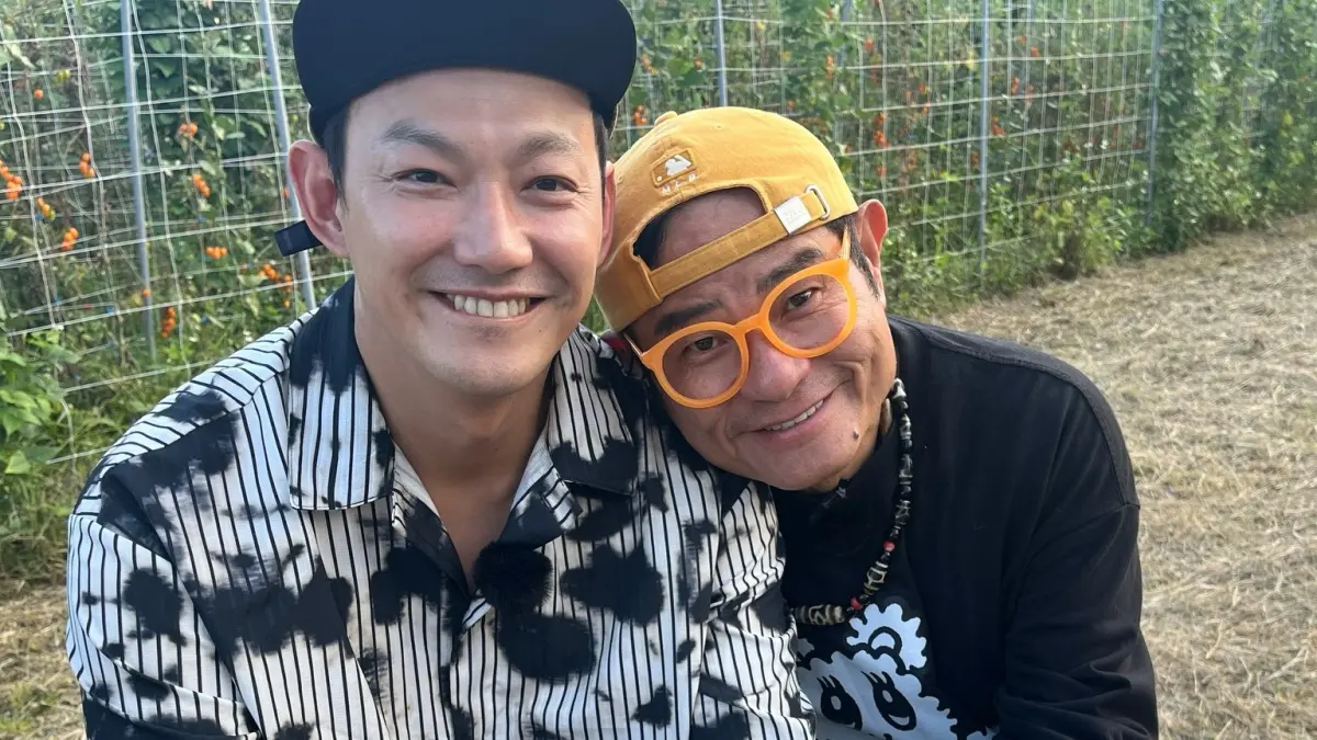 ▲許效舜（右）與威廉（左）昨（7）日起就參與追隨「粉紅超跑」白沙屯媽祖進香北返的活動，嗨喊：「會走到腳走不動為止」，2人也充分尊重在地信眾，表示已寫疏文所以不會與當地民眾搶鑽轎腳，還與民眾熱情互動，展現藝人參與信仰文化的虔誠。（圖／翻攝自《效廉 出發吧！》臉書）