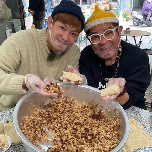 ▲威廉(左)與許效舜(右)搭檔主持外景節目《效廉 出發吧!》,透過熱血摩托車旅程,帶觀眾更深入認識台灣。(圖/翻攝自《效廉 出發吧!》臉書) ▲威廉(左)與許效舜(右)搭檔主持外景節目《效廉 出發吧!》,透過熱血摩托車旅程,帶觀眾更深入認識台灣。(圖/翻攝自《效廉 出發吧!》臉書)