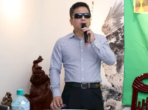 ▲澎恰恰的債主簡振興（如圖）在記者會上雖然控對方出爾反爾，到後半段竟然看似為他請命，希望相關單位能設法讓才華獲得獎項肯定的藝人，不用被逼上生活絕境，能夠得到妥善照顧，立場說變就變。（圖／記者嚴俊強攝）